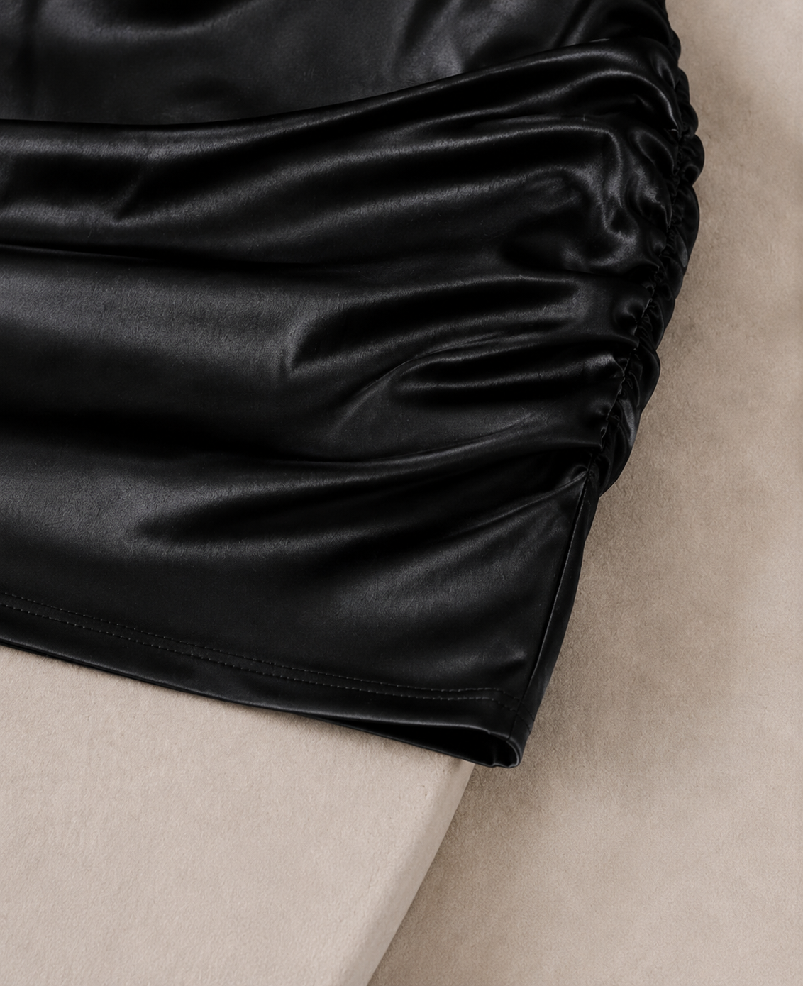 Ärmelloses rückenfreies Cocktailkleid