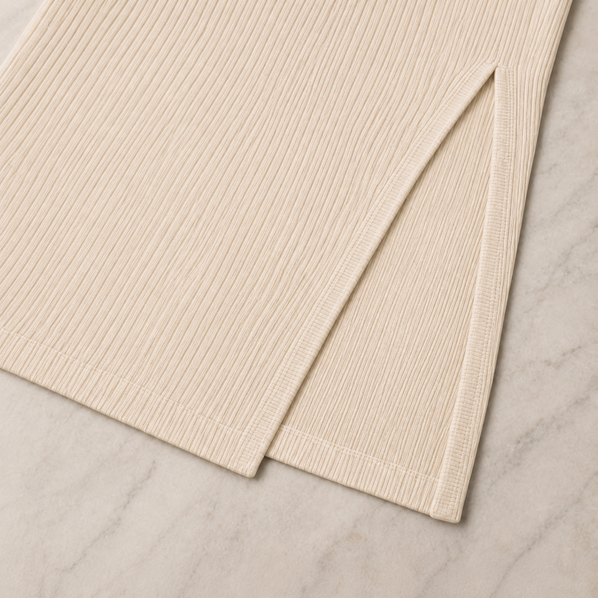 Elegantes Ribbed Midi Dress mit leichten Seitenschlitz